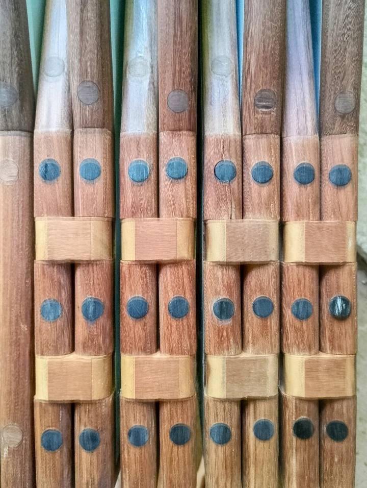 Detalhe aproximado das dobradiças de madeira de ipê e pinos de latão da escultura Fêmea.